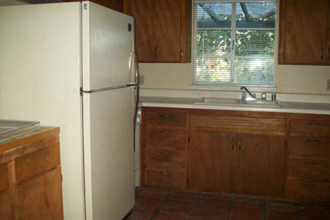 Foto del edificio - 1443 E Cedar St