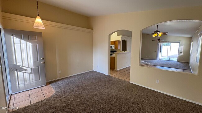 Foto del edificio - 13002 W Hearn Rd