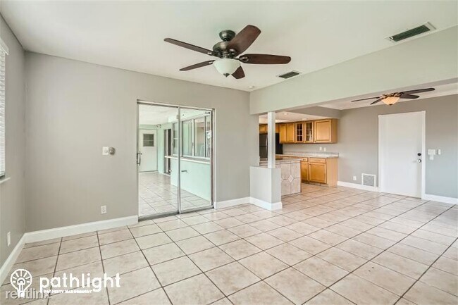 Foto del edificio - 3 br, 2 bath House - 1185 SW 28th Ave UNIT