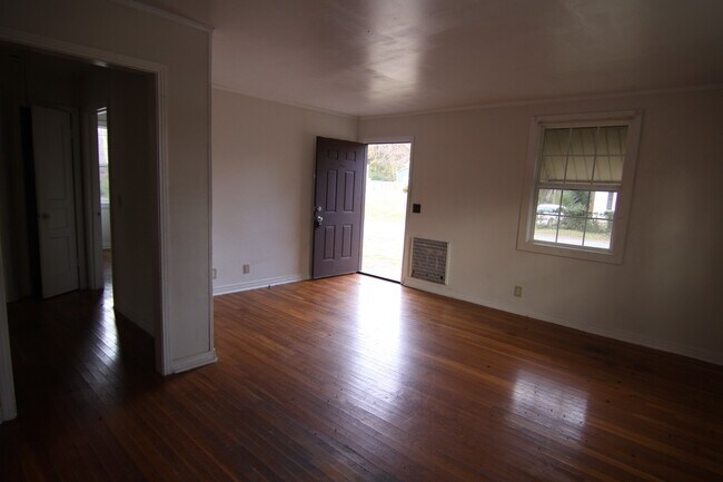 Building Photo - 2 Bedroom Home For Rent Near APSU!