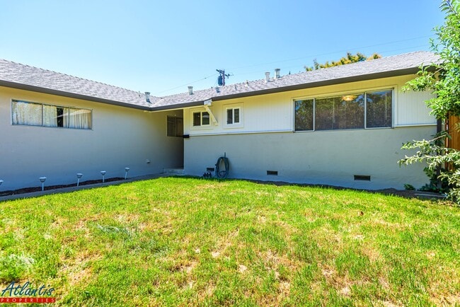 Building Photo - Lovely Cul-De-Sac Home | Private Yards