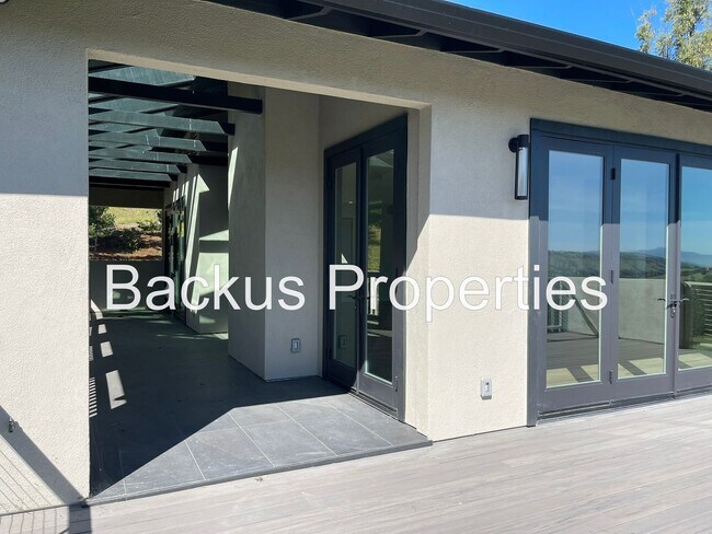 Foto del edificio - Wonderful three bedroom home with great views