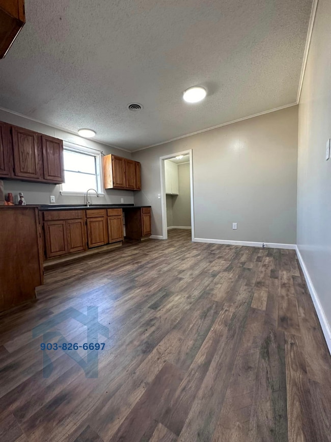 Foto del edificio - 102 S Wills St