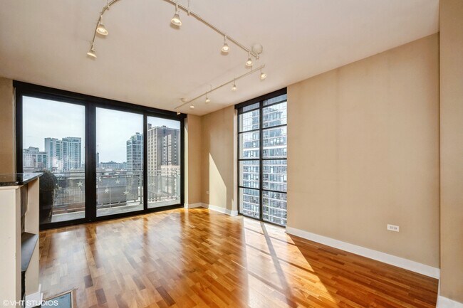 Building Photo - 744 N Clark St