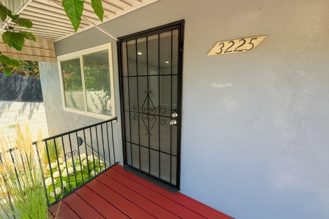 Building Photo - Stunning Remodeled 2-Bedroom Condo in the ...