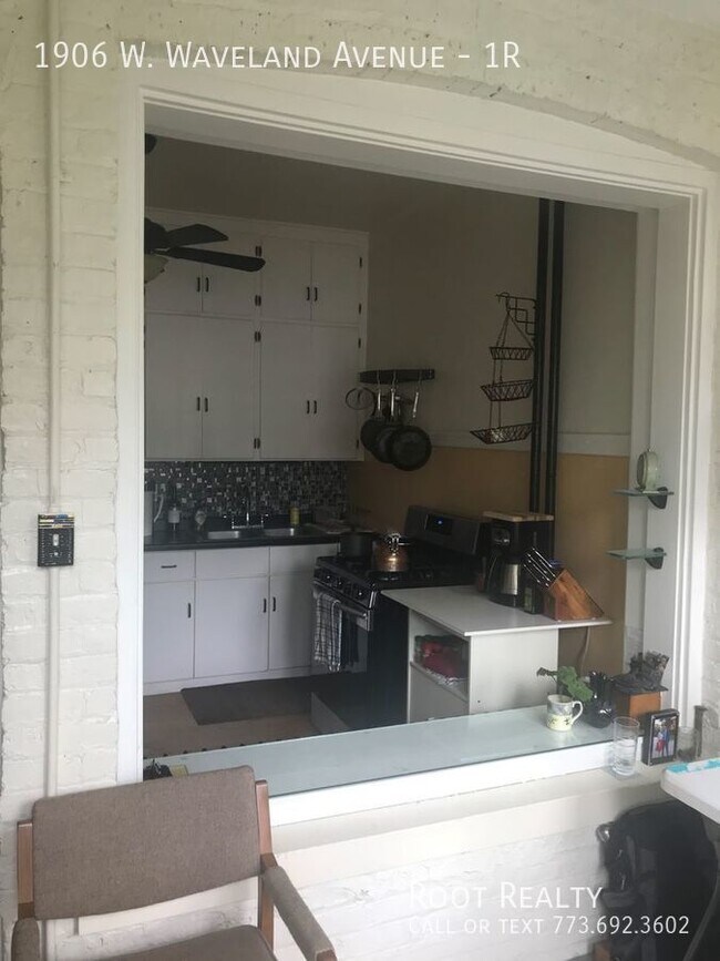 Building Photo - North Center - Updated 1-Bedroom + Den - F...