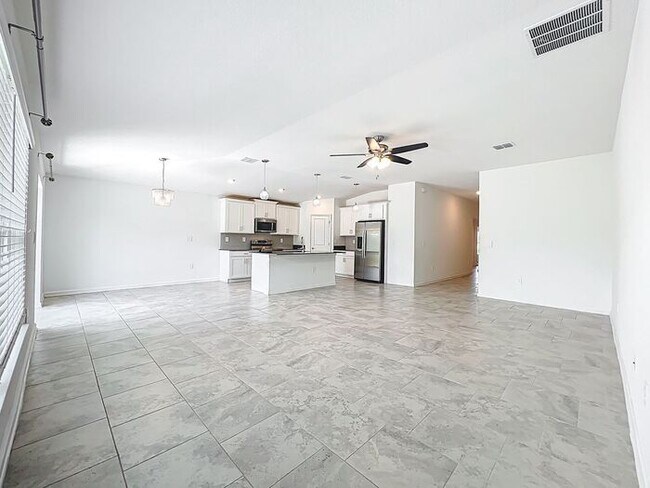 Foto del edificio - 4/2 Groveland Home with Solar Panels-MOVE IN SPECAIL: $200 OFF FIRST MONTH'S RENT