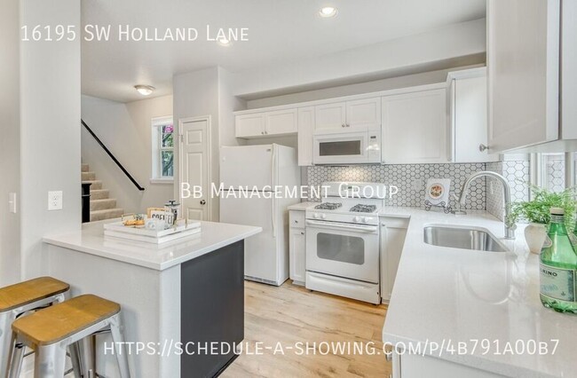 Building Photo - Beautiful Upscale End Unit Townhome with L...