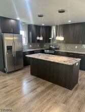 Building Photo - 19 Henry St