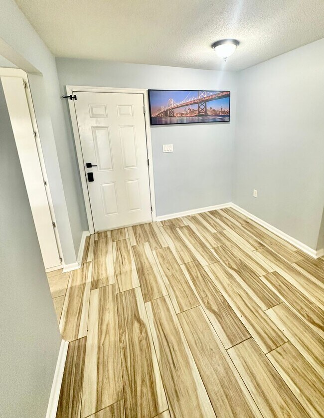 Building Photo - 2 bedroom 2 bathroom condo for rent w/ com...