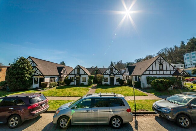 Foto del edificio - Tudor Style Townhome, Close to UW, Great L...