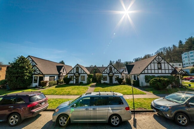 Building Photo - Tudor Style Townhome, Close to UW, Great L...