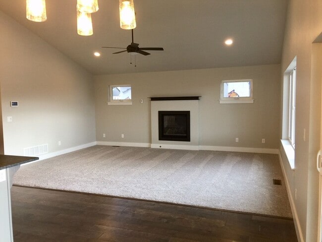 Building Photo - Spacious 4 Bedroom Home Near Gallatin Regi...