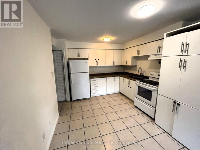 Photo du bâtiment - 28 Victoria Ave N