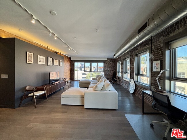 Building Photo - 527 Molino St