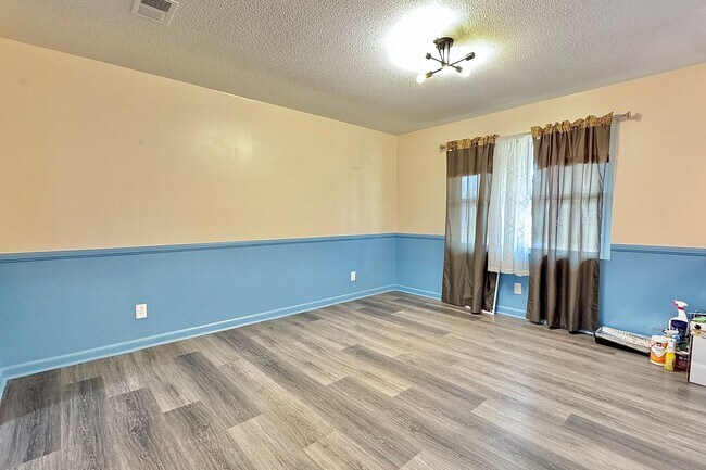 Building Photo - AVAILABLE NOW! (Pet Friendly)