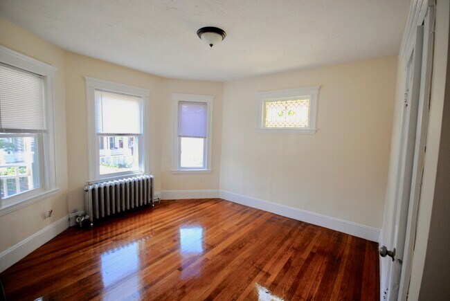 Foto del edificio - 98 Montebello Rd