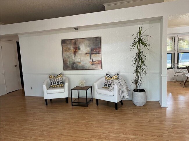 Foto del edificio - 1345 Lakeshore Dr