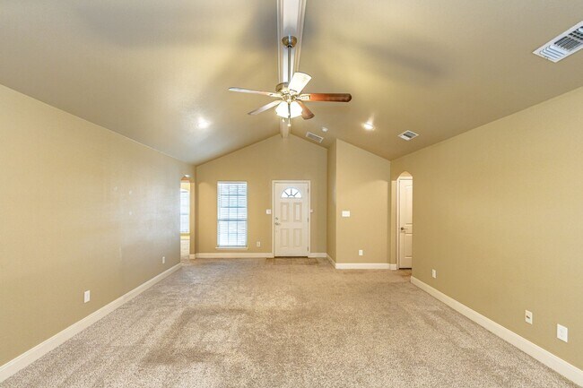 Building Photo - Half Off First Full Month's Rent/Gorgeous ...