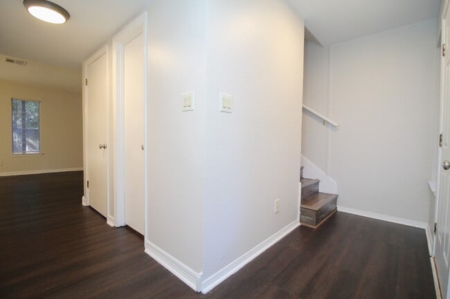 Foto del edificio - 2-Story Townhome with Open Layout, Balcony...
