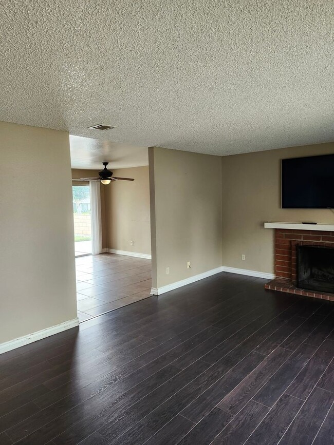 Building Photo - Inviting 3-Bedroom Home