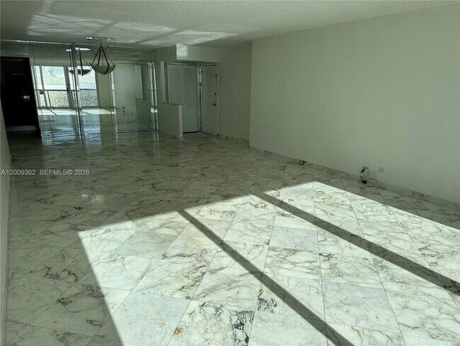 Foto del edificio - 6039 Collins Ave