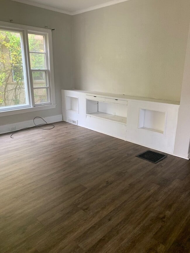 Building Photo - 913 Egleston Avenue