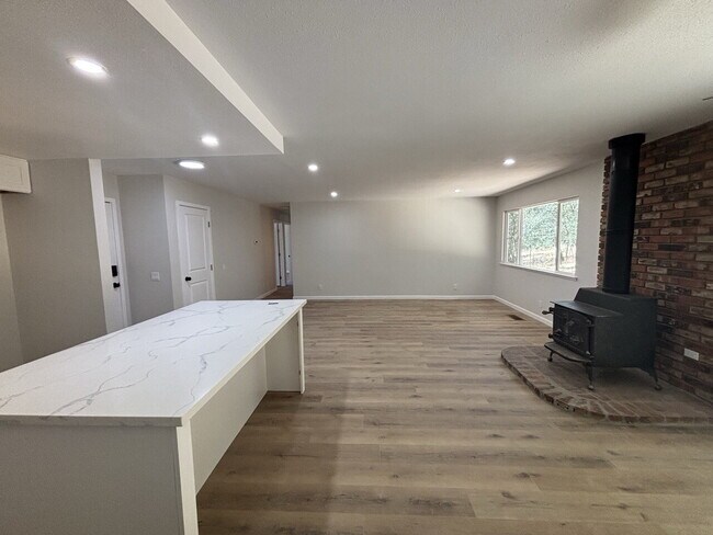 Foto del edificio - Fully remodeled home nestled on a spacious...