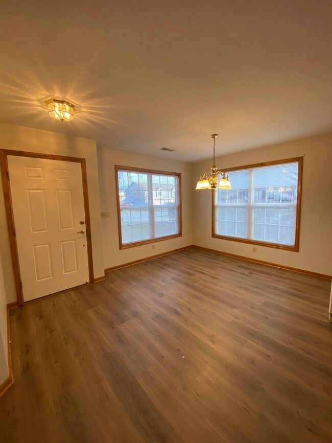Entry and dining room - 3906 SW Chartwell Ct