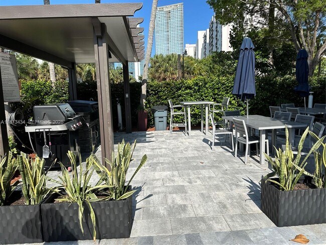 Foto del edificio - 17050 N Bay Rd