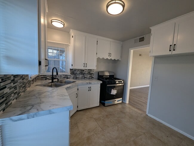 Foto del edificio - 4376 N Frankfort Pl