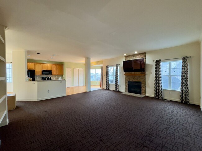 Foto del edificio - Spacious 4Bed/2.5 Bath Home with Large Yar...