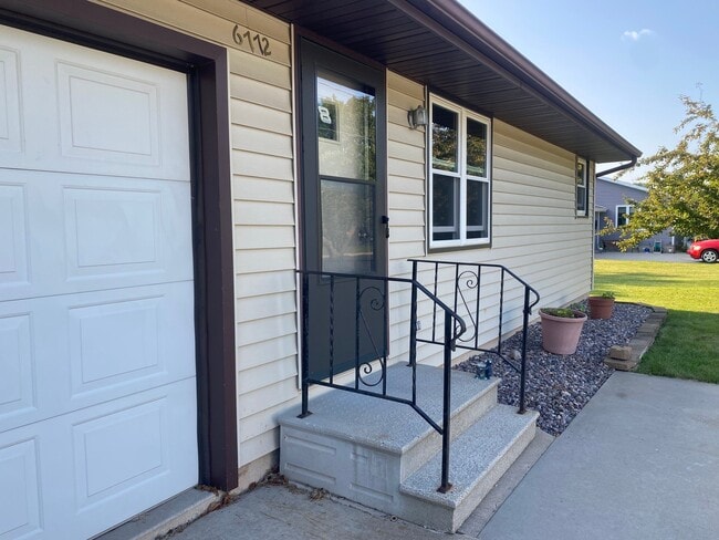 Building Photo - 6770 Deuster St