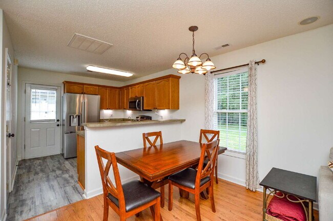 Foto del edificio - 3219 Cottage Rose Ln