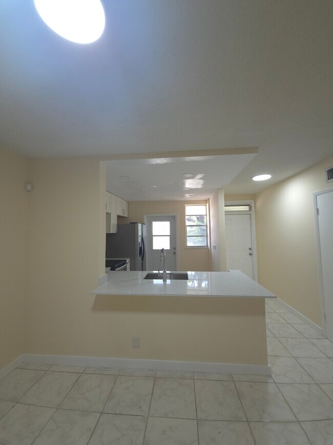 Foto del edificio - 5335 NW 10th Ct