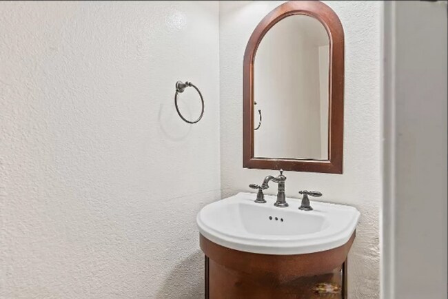 Building Photo - Available now!! 2 bedroom 2.5 bathroom in ...