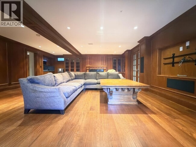 Building Photo - 3637 Pine Cres