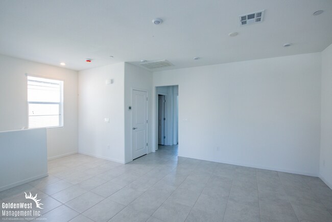 Foto del edificio - Brand new 3Bdm 2Ba Two-Story Townhome in S...
