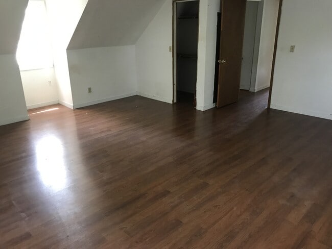 Building Photo - Adorable 4 bdrm/2 bath Home Located on Monument Ave. Near Willow Lawn!