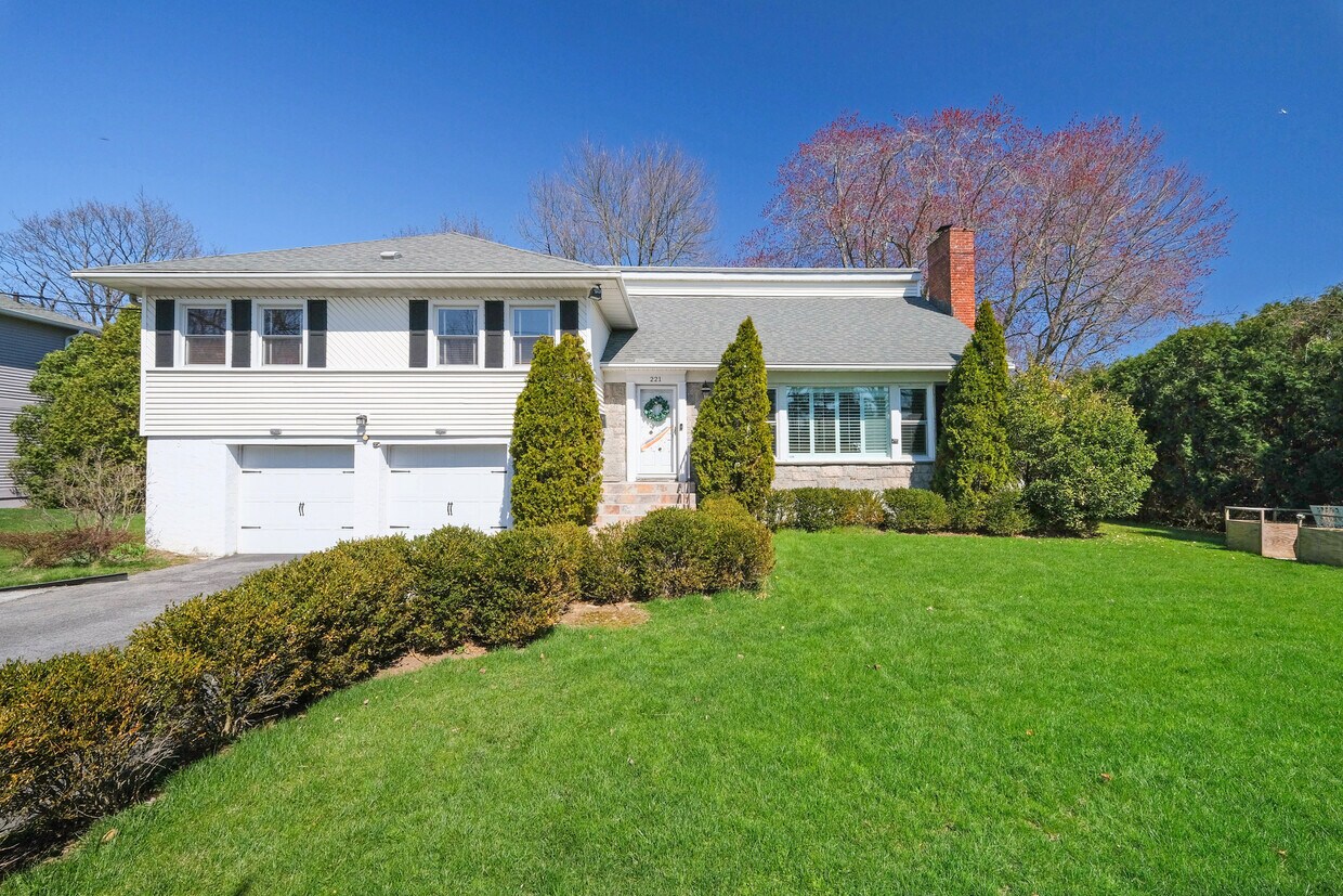 Primary Photo - 221 Mamaroneck Rd