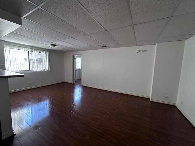 Building Photo - 121 S Swall Dr