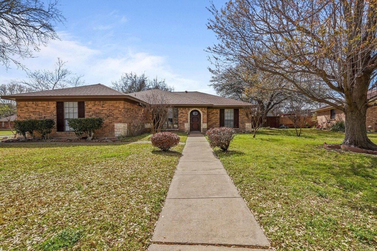 Foto principal - Great 4 Bed, 2 Bath Rental in the Heart of...