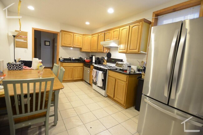 Foto del edificio - HOTTEST 5 BED IN BROOKLINE