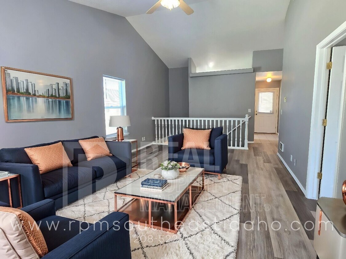 Foto principal - Spacious & Updated 4 Bedroom, 3 Bathroom T...