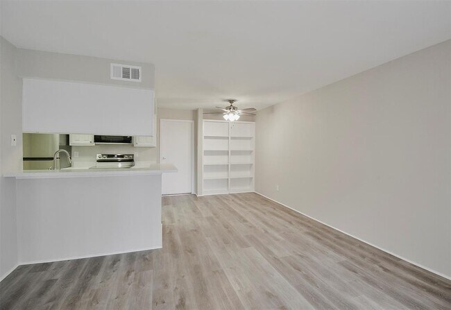 Foto del edificio - 12955 Woodforest Blvd