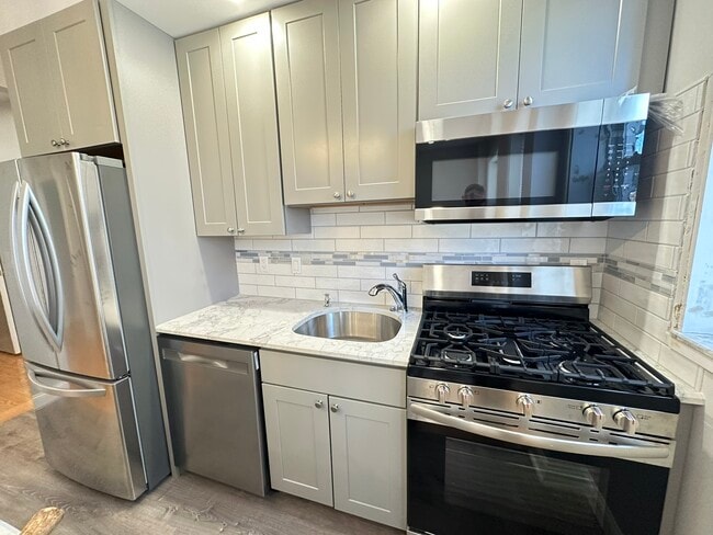 Building Photo - 7 Carol Ave