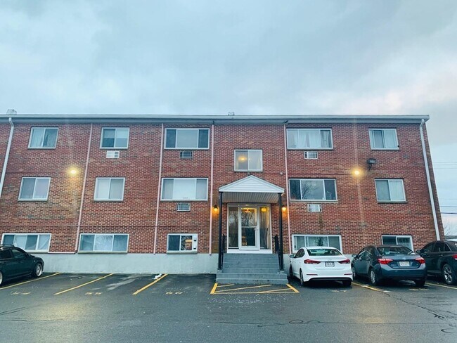 Building Photo - 135 Winthrop St