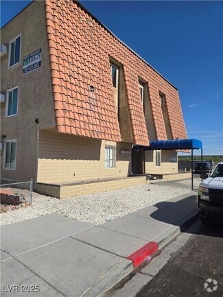 Building Photo - 305 N 10th St