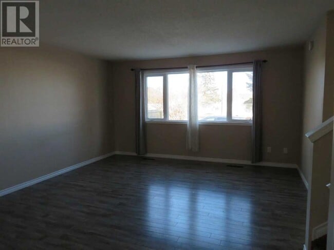 Building Photo - 5524-5549 49 Ave