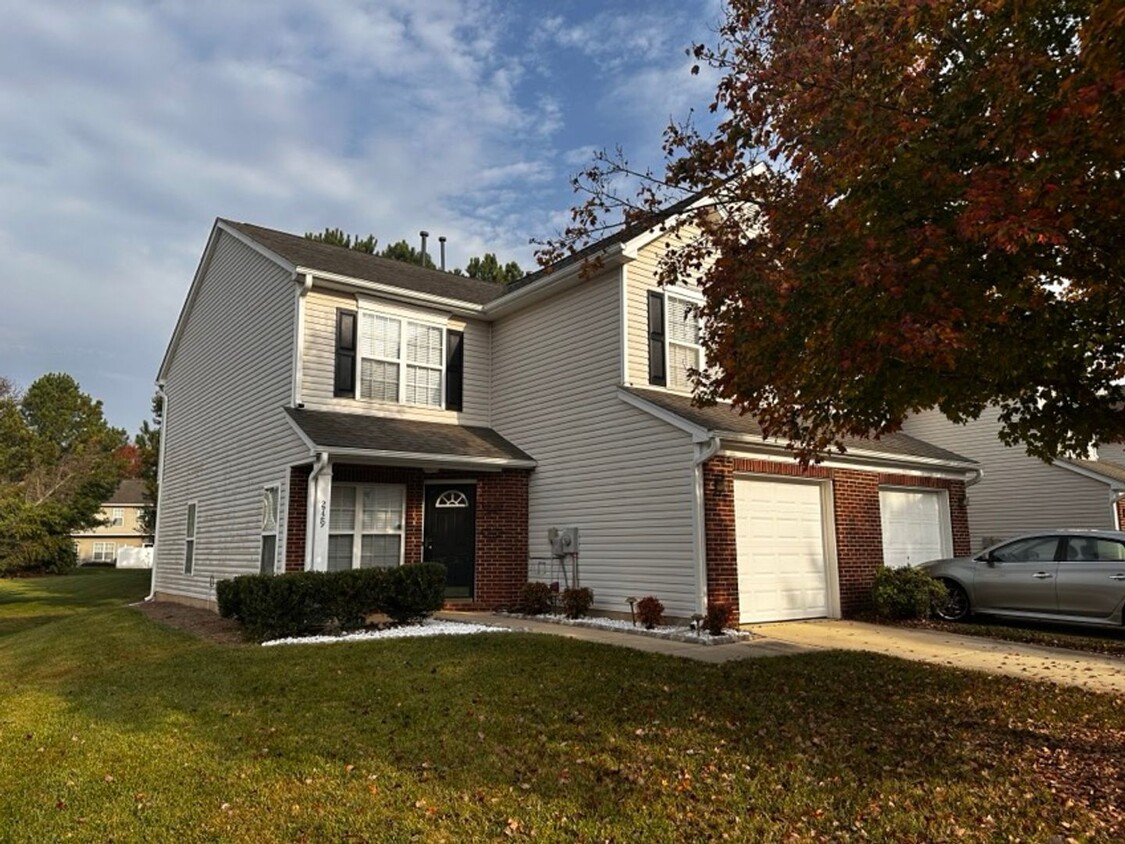 Primary Photo - Charming end unit townhome in Matthews!